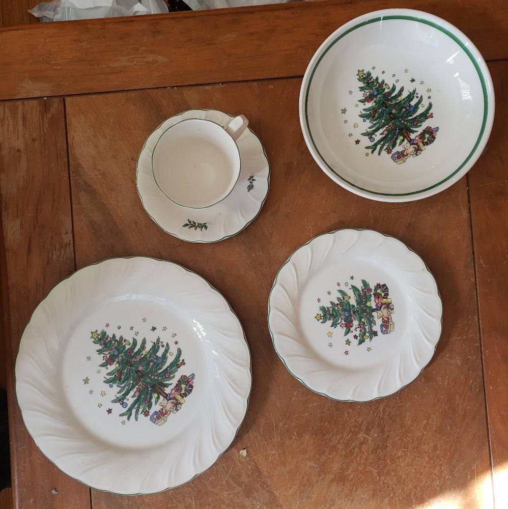 NIKKO - Christmas Dinner Set 8 SETTINGS